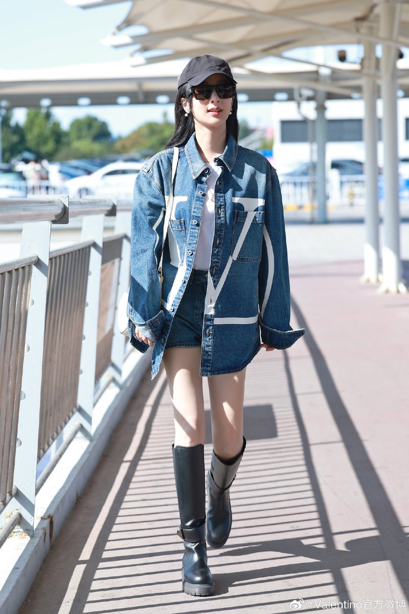 Yz1106Aoao's tweet photo. 📸 230930 @MaisonValentino weibo update with #YangZi
"Actress #杨紫, the 1st in Asia to carry the all new #Valentino VLogo Moon handbag, appears at the airport. Matching with the VLogo denim jacket, #OneStud high boots and sunglasses, setting off to Paris."
#YangZiInParis https://t.co/9l0NgUXNBE
