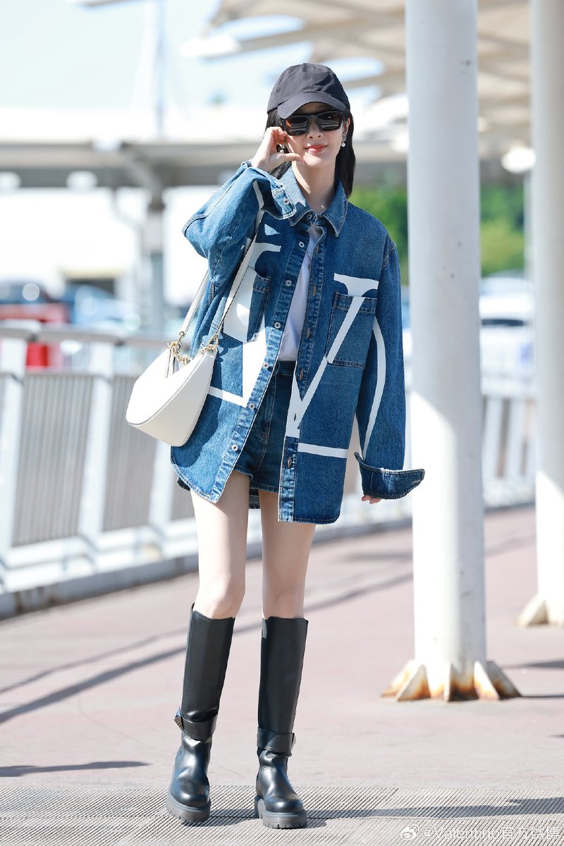 Yz1106Aoao's tweet photo. 📸 230930 @MaisonValentino weibo update with #YangZi
"Actress #杨紫, the 1st in Asia to carry the all new #Valentino VLogo Moon handbag, appears at the airport. Matching with the VLogo denim jacket, #OneStud high boots and sunglasses, setting off to Paris."
#YangZiInParis https://t.co/9l0NgUXNBE