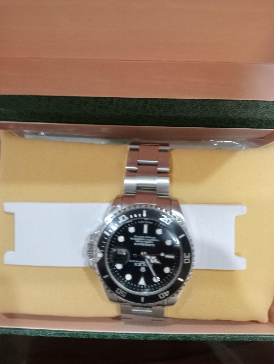 Ares1721's tweet photo. @Pepsicollagen And fake Rolex! https://t.co/5IdUM7BqBQ