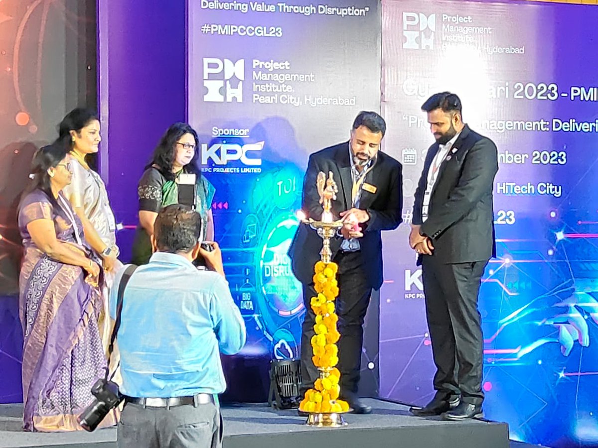 PMIPCC's tweet photo. Gyan Lahari 2023 #PMIPCCGL23 started with our emcees Rajeshwari Guddeti, Adil, welcome note by Yelisetty Naga Saujanya.
Our guests and Board members who Light a lamp in a ceremony, a symbolic and meaningful ritual in many cultures and traditions worldwide.
#PMIPCCGL23 #PMIPCC https://t.co/jzkRZkpbhg
