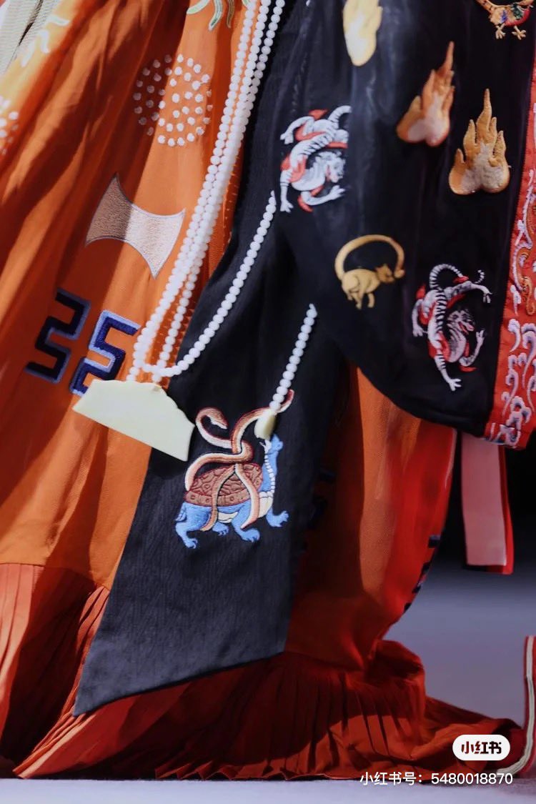 唐代帝王冕服。
emperor 'Mianfu(冕服)' of 'Tang(7-10th century)' dynasty,used for coronation,ancestral rites,worship,new year's audience and other ceremonial activities.

🔗: i7q.cn/5Mn6f5