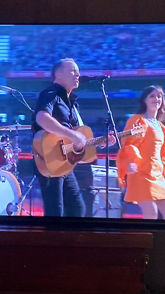 Have <a href="/Oscarthefarmer/">Oscar</a> and Mark Seymour ever been seen in the same room together #doppelganger #pieslions