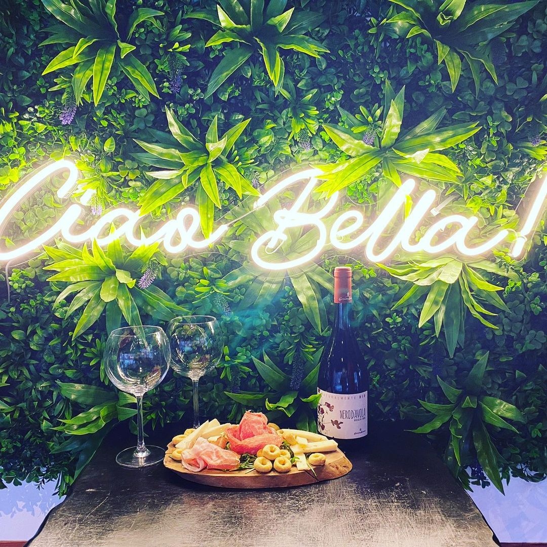 thehubmk's tweet photo. 🍷 @veeno_uk's doors are now open 🥂❤️

Sicilian winemakers (and drinkers) passionate about cocktails and food, obsessed with friendly customer service 🤗🇮🇹

#winetasting 
#miltonkeynes https://t.co/nG9p8Nu8jO