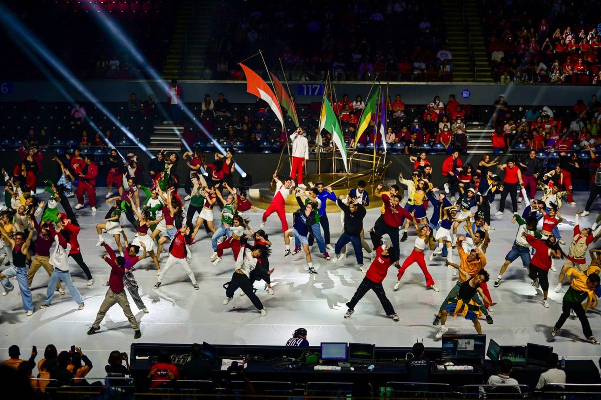 ABSCBNNews's tweet photo. LOOK: The #UAAPSeason86, hosted by the University of the East (UE), officially kicks off with an opening ceremony featuring the UE Silanganan Dance Troupe, Men's Volleyball Team (MVT), UE Chorale, and UEDC at the Mall of Asia (MOA) Arena in Pasay City on September 30, 2023. | via Maria Tan, ABS-CBN News