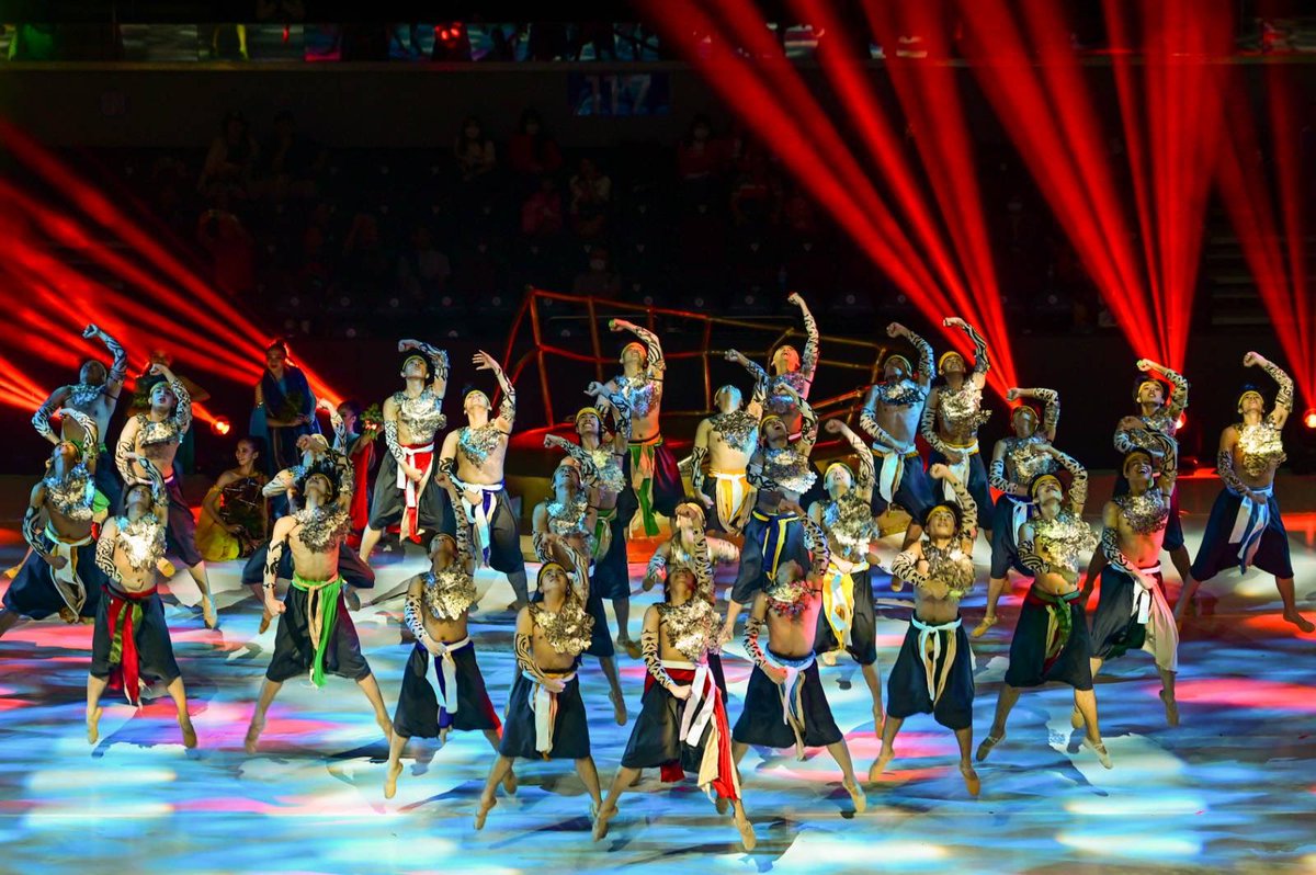ABSCBNNews's tweet photo. LOOK: The #UAAPSeason86, hosted by the University of the East (UE), officially kicks off with an opening ceremony featuring the UE Silanganan Dance Troupe, Men's Volleyball Team (MVT), UE Chorale, and UEDC at the Mall of Asia (MOA) Arena in Pasay City on September 30, 2023. | via Maria Tan, ABS-CBN News