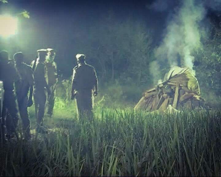 (कविता ताकि सनद रहे कि हाथरस केस में तीन साल बाद भी न्याय नहीं हो पाया है) 

कुछ औरतों ने अपनी इच्छा से कूदकर जान दी थी
ऐसा पुलिस के रिकॉर्ड में दर्ज है
और कुछ औरतें अपनी इच्छा से चिता में जलकर मरी थीं
ऐसा धर्म की किताबों में लिखा हुआ है

1/N