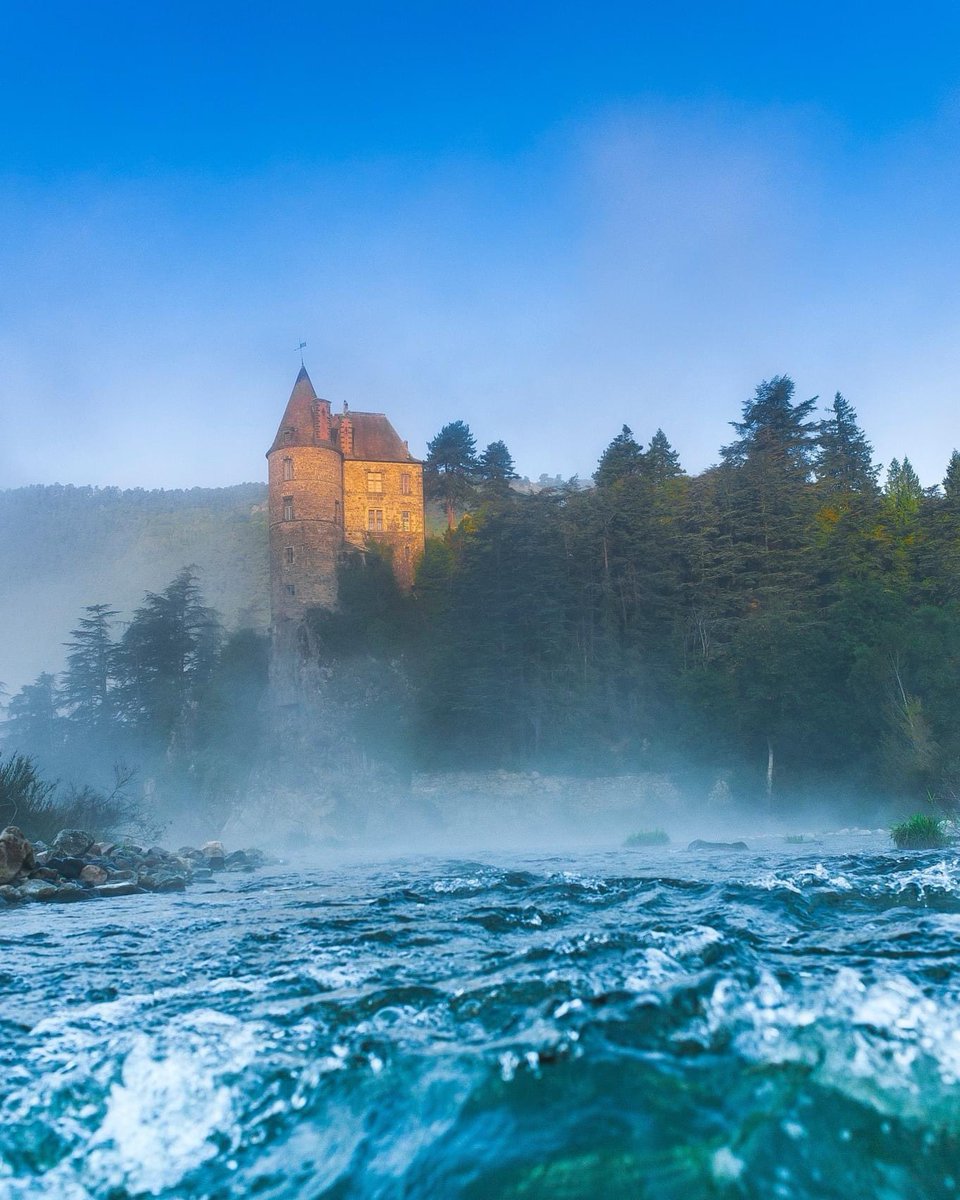 Brume matinale avant que le soleil brille sur les 𝙘𝙝𝙖𝙩𝙚𝙖𝙪𝙭 𝙙𝙚 𝙡𝙖 𝙇𝙤𝙞𝙧𝙚 sauvage ☀ Vois êtes en Velay ! 📍 Château de Lavoûte-Polignac #lepuyenvelay #chateaux #Patrimoine #automne #Loire #weekend #auvergnerhonealpes