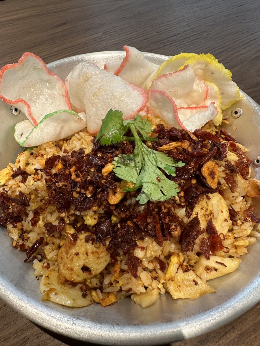 RETWEET kalo kalian setuju NASGOR dinobatkan sebagai MENU ANDALAN kalo kita lagi di tempat makan? Haha.