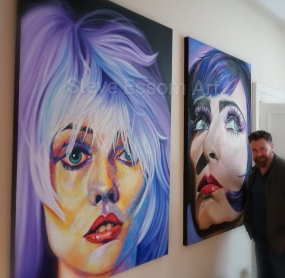 Visiting a couple of my #paintings in their new #gallery home #DebbieHarry #SiouxsieSioux #artportraits #siouxsieandthebanshees #blondie #oiloncanvas #artgallery #musicart #artistontwittter