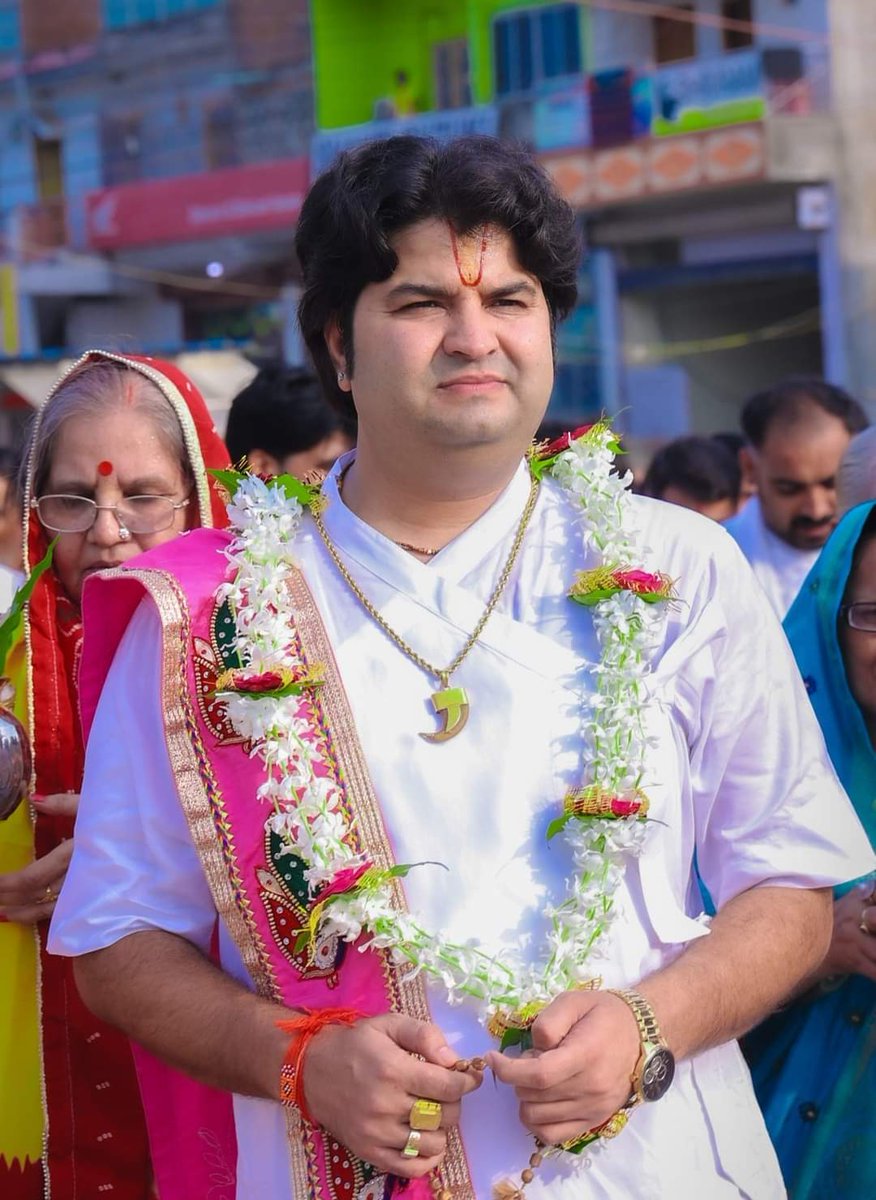 Sanjivthakurji's tweet photo. श्राद्ध पक्ष में पवित्र भूमि गया धाम में शोभायात्रा के साथ श्रीमदभागवत का मंगल श्रीगणेश हुआ।
#SanjivKrishnaThakurJi #bhagwatkatha
#samarpangoshala #गयाकथा #गयाधाम #श्राद्धगया #GayaKatha #GayaDham #ShraddhGaya
टीम समर्पण गौशाला https://t.co/h5suwIVIbr