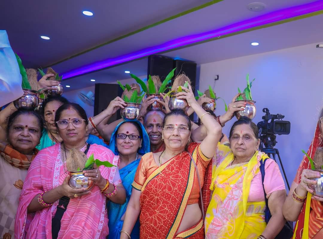 Sanjivthakurji's tweet photo. श्राद्ध पक्ष में पवित्र भूमि गया धाम में शोभायात्रा के साथ श्रीमदभागवत का मंगल श्रीगणेश हुआ।
#SanjivKrishnaThakurJi #bhagwatkatha
#samarpangoshala #गयाकथा #गयाधाम #श्राद्धगया #GayaKatha #GayaDham #ShraddhGaya
टीम समर्पण गौशाला https://t.co/h5suwIVIbr