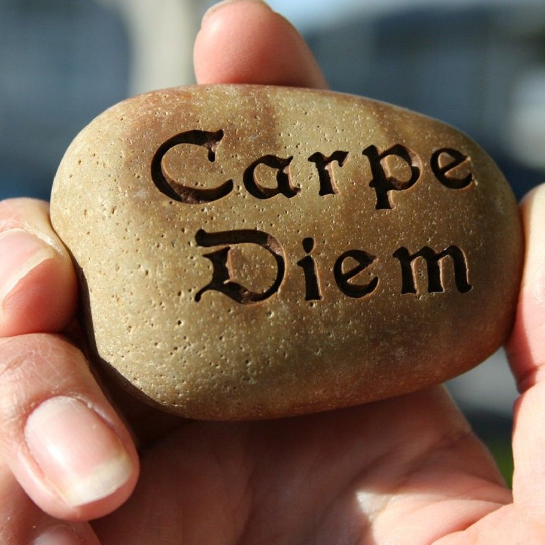 Вчера посмотрел фильм 1989 года
Общество мертвых поэтов

Carpe diem = ка́рпэ ди́эм, с латинского = «лови день», часто переводится как "лови момент". Фраза трактуется как призыв проживать каждый день с удовольствием, не откладывая полнокровную жизнь на неопределённое будущее.