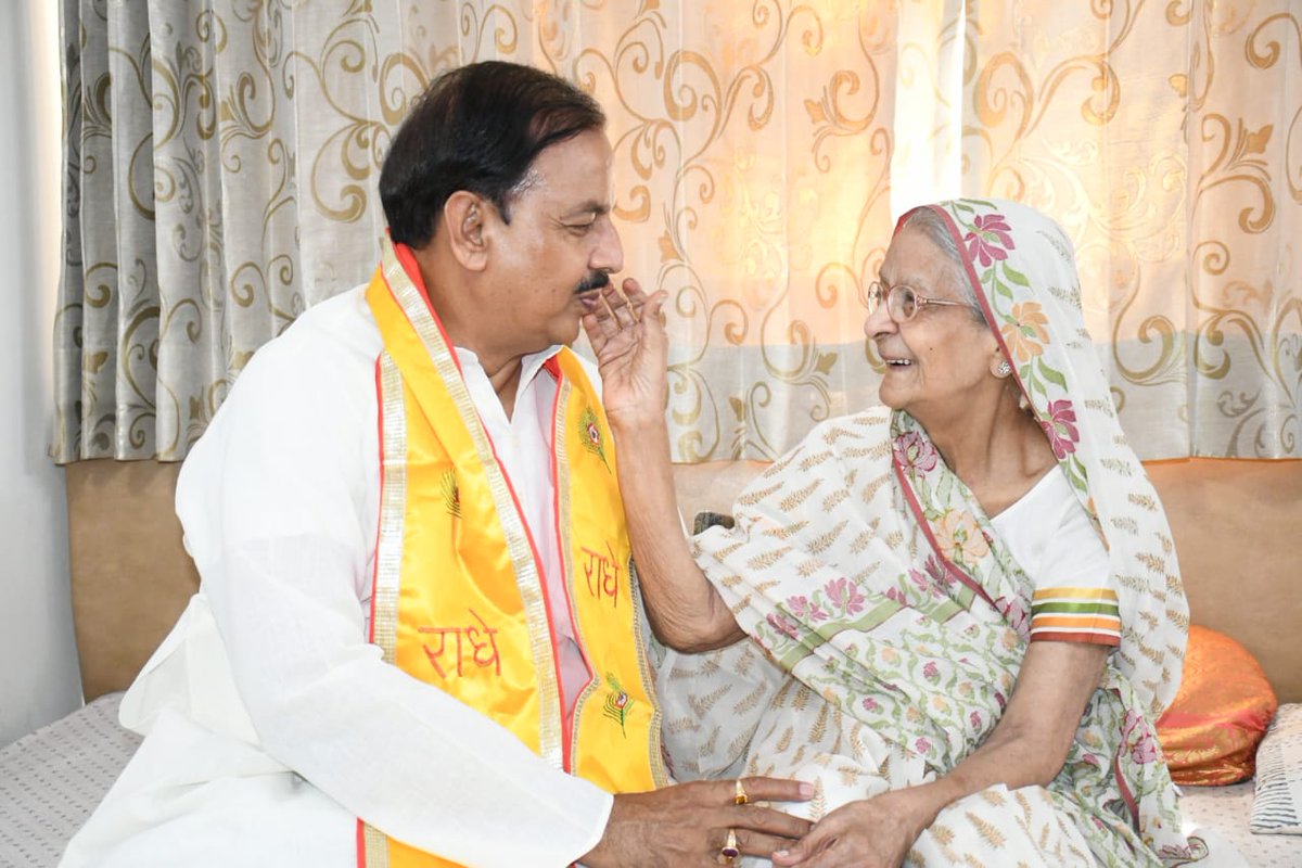 dr_maheshsharma's tweet photo. धन्य है वो जन जिसने मां की ममता पाई है।

एक तरफ है जग सारा एक तरफ मेरी माई है। https://t.co/nMhWpiYaoq