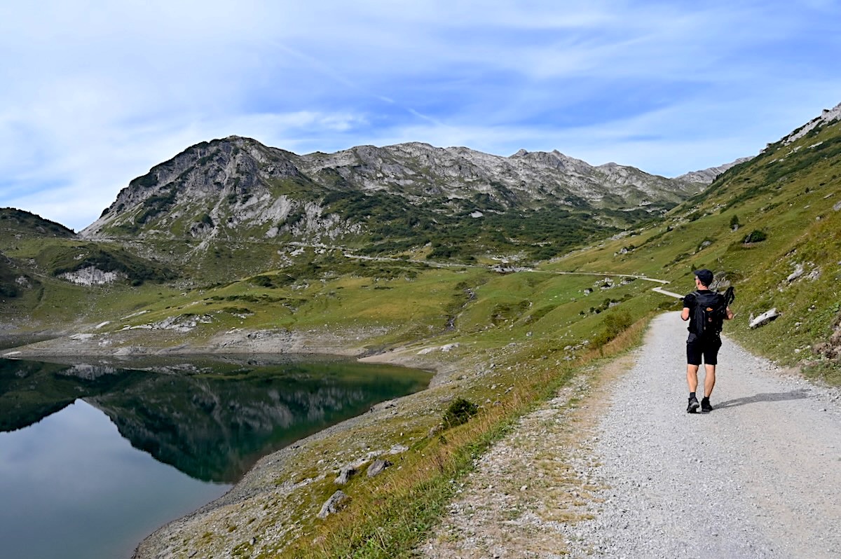 People_Abroad's tweet photo. ᵂᴱᴿᴮᵁᴺᴳ Herrlich waren die Wandertage auf dem Lechweg, der von der Quelle am Formarinsee bis nach Füssen im Allgäu führt. Meine Tipps für den Lechweg und die Regionen gibt es neu im Blog: https://t.co/LEyt7Skd01 #lechweg #lechtal #vorarlberg #tirol #füssen #allgäu https://t.co/fwM3f1s7pj