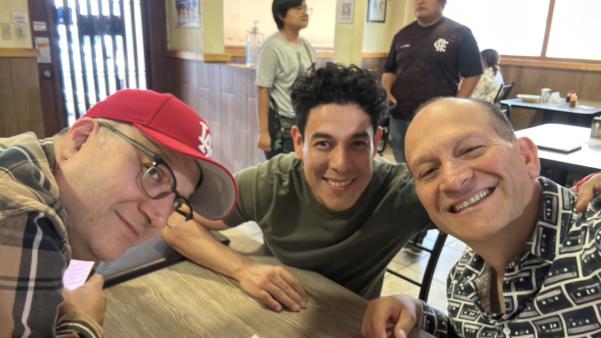 globoballoon's tweet photo. Comiendo bien sabroso con mi
Manito #BoBoB @ponchobamboo y #MiReyno @pedropalacios8 de los @LOS3TT #Ufff #BienSabroso #TaiwanDimSum https://t.co/h5Qqw8EBGS
