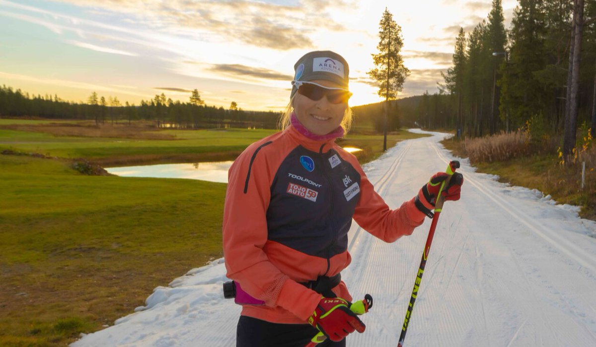 Hiihtokausi käyntiin Riitta-Liisa Roposen kanssa! Maastohiihtäjiä hemmotellaan Levillä, kun korkkaamme 4,2 km latua kauden avauksessa 6.10. ja lauantaina 7.10. hiihdetään Ritun kanssa klo 10-11. Ritu antaa perinteisen hiihtotavan vinkkejä ja neuvoja alkukauden harjoitteluun.