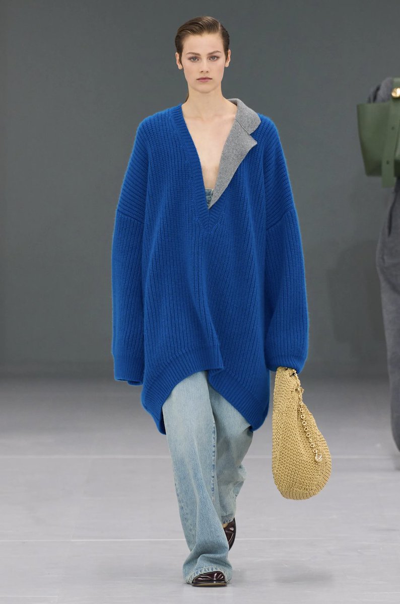🧶 Passion Knit @LoeweOfficial Loewe Spring 2024 Ready-to-Wear via @voguemagazine bitly.ws/W5T8