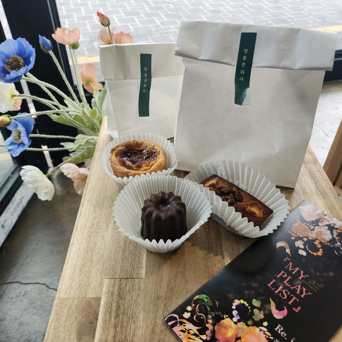 전시 마지막 날.
전시 끝나기전에 들러주시러 일부러 나오시는 분들이 많네요☺️
이전에 문이 닫혀 못보셨던 분이 일부러 시간내어 오셔서 관람하고 가셨는데 멋진 작품 볼수있게 해주셔서 감사하다시며 다시들러서 주신 따끈한 쿠키선물..🥹
마음을 가득 받는 대전 전시회.
함께 해주셔서 감사합니다💕