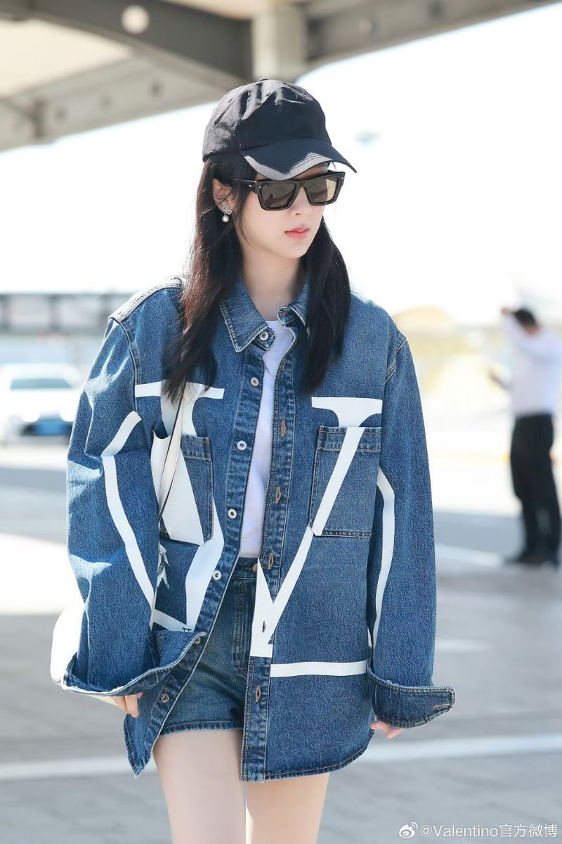 yangzithailand's tweet photo. 300923 | Valentino官方微博 Weibo update👜
และรองเท้าบูททรงยาว #OneStud และเเว่นกันเเดด ออกเดินทางสู้ปารีสประเทศฝรั่งเศส เพื่อเข้าร่วมชมงาน #Valentino20024 Paris Fashion Week
~(2)
📎https://t.co/KPPjZP52dn…
#YangZiInParis
#หยางจื่อ #YangZi #杨紫 https://t.co/XvEvcZVIqK