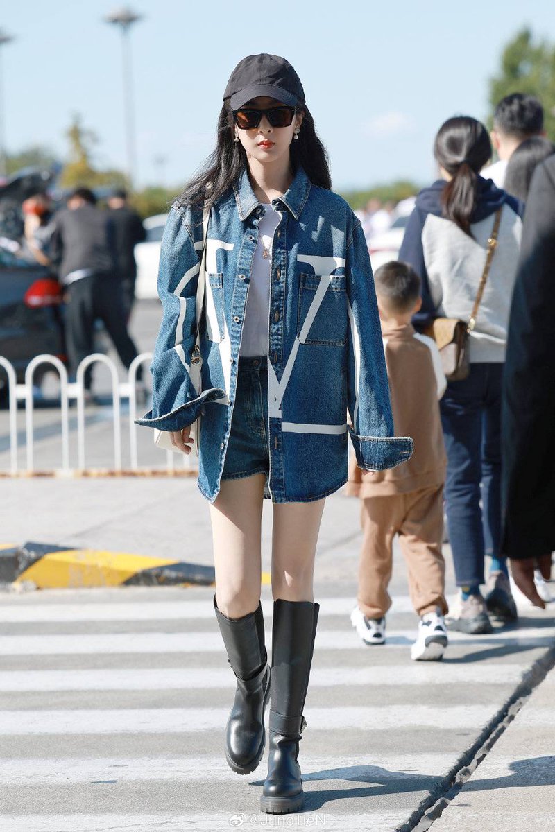 yangzithailand's tweet photo. 300923 | Valentino官方微博 Weibo update👜
และรองเท้าบูททรงยาว #OneStud และเเว่นกันเเดด ออกเดินทางสู้ปารีสประเทศฝรั่งเศส เพื่อเข้าร่วมชมงาน #Valentino20024 Paris Fashion Week
~(2)
📎https://t.co/KPPjZP52dn…
#YangZiInParis
#หยางจื่อ #YangZi #杨紫 https://t.co/XvEvcZVIqK