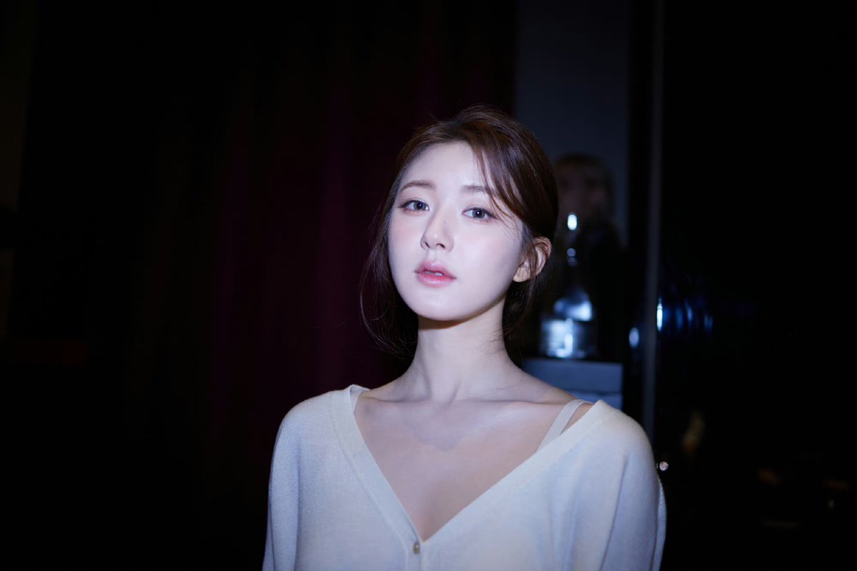 Gaby7Yen's tweet photo. [ 30.09.23 ] - STUDIO UPDATE WEIBO
Trăng dưới nước là trăng trên trời 🌙
Người trước mặt là người trong tim 💗
- - - -
#赵露思 #趙露思
#จ้าวลู่ซือ #조로사
#TriệuLộTư #RosyZhao #ZhaoLusi
#HiddenLove #HiddenGod #ShenYin #ZhaoLusixBvlgari #ZhaoLusixVersace https://t.co/eFlovUbSDU