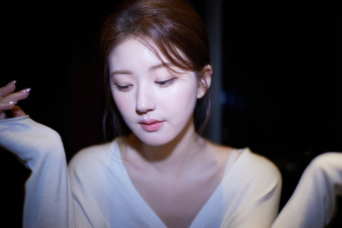 Gaby7Yen's tweet photo. [ 30.09.23 ] - STUDIO UPDATE WEIBO
Trăng dưới nước là trăng trên trời 🌙
Người trước mặt là người trong tim 💗
- - - -
#赵露思 #趙露思
#จ้าวลู่ซือ #조로사
#TriệuLộTư #RosyZhao #ZhaoLusi
#HiddenLove #HiddenGod #ShenYin #ZhaoLusixBvlgari #ZhaoLusixVersace https://t.co/eFlovUbSDU