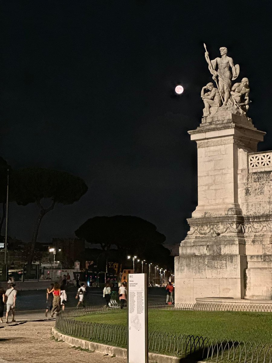 ngel_ika's tweet photo. Apunta a la luna. Si fallas, podrías dar a una estrella. W. Clement Stone 🌙 🌟 
📍Monumento a Víctor Manuel II Roma, Italia 🇮🇹 https://t.co/gfEPXzeOAP