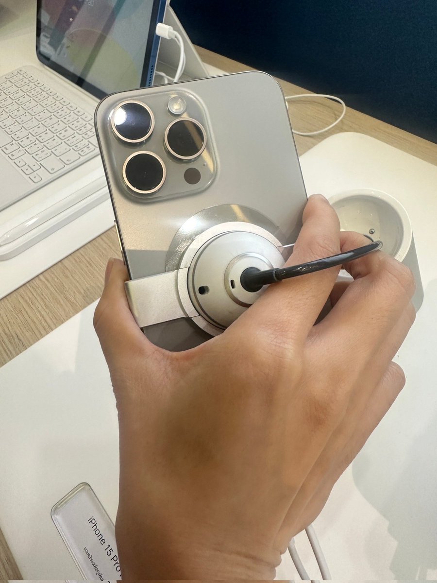 nirachonpatong's tweet photo. อยากได้เลย มาดูเครื่องจริง #iPhone15 ที่ช้อป #ดีแทค สวยจริงอะไรจริง https://t.co/Gqk1yTKs4b