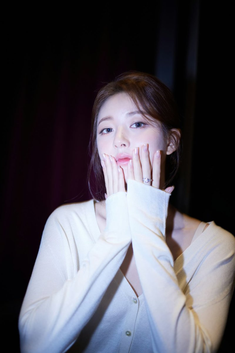 Gaby7Yen's tweet photo. [ 30.09.23 ] - STUDIO UPDATE WEIBO
Trăng dưới nước là trăng trên trời 🌙
Người trước mặt là người trong tim 💗
- - - -
#赵露思 #趙露思
#จ้าวลู่ซือ #조로사
#TriệuLộTư #RosyZhao #ZhaoLusi
#HiddenLove #HiddenGod #ShenYin #ZhaoLusixBvlgari #ZhaoLusixVersace https://t.co/aSq5OWnBxy