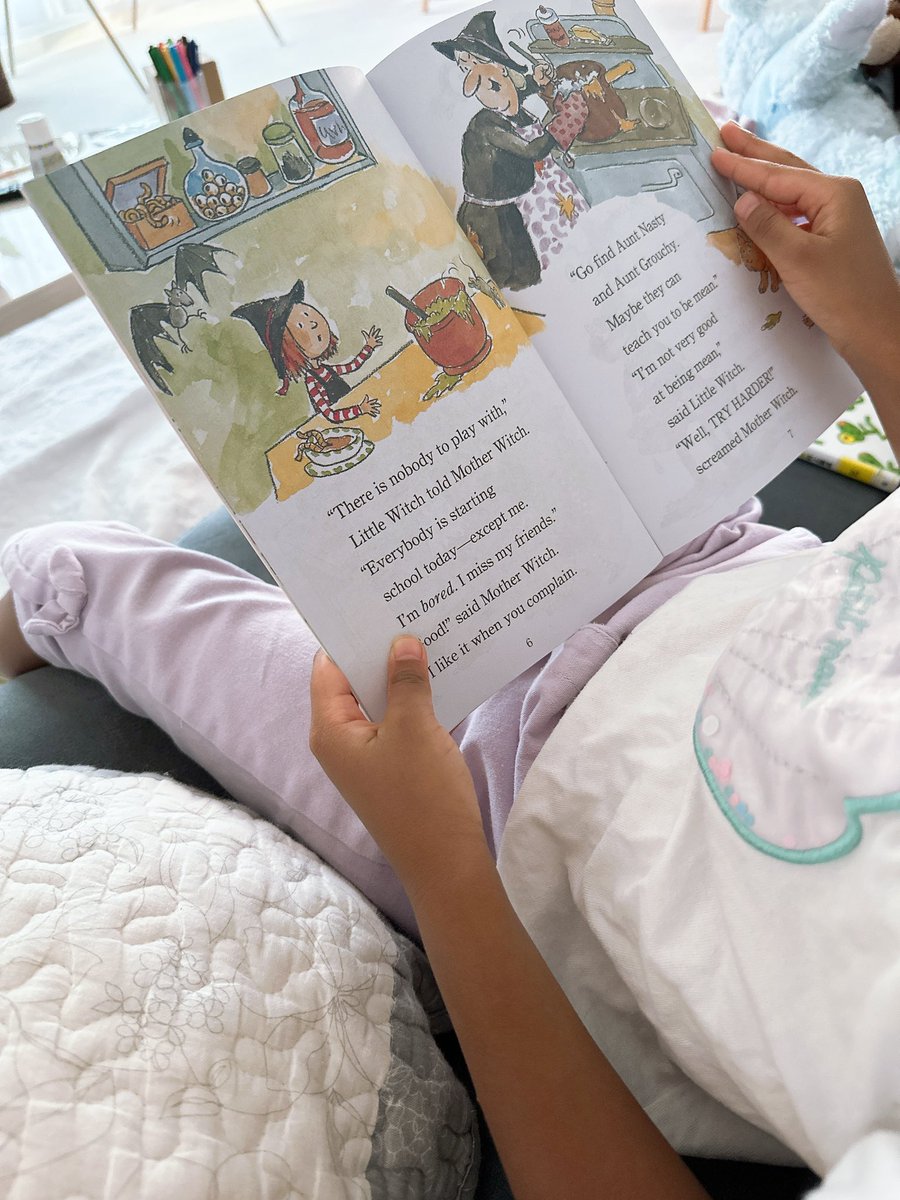 emmachan_mama's tweet photo. 読んでる、読んでる
#stepintoreading
#step3 https://t.co/mbbNsag24b