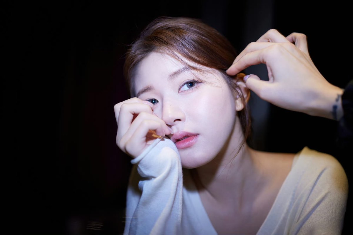 Gaby7Yen's tweet photo. [ 30.09.23 ] - STUDIO UPDATE WEIBO
Trăng dưới nước là trăng trên trời 🌙
Người trước mặt là người trong tim 💗
- - - -
#赵露思 #趙露思
#จ้าวลู่ซือ #조로사
#TriệuLộTư #RosyZhao #ZhaoLusi
#HiddenLove #HiddenGod #ShenYin #ZhaoLusixBvlgari #ZhaoLusixVersace https://t.co/6aV6aUktTE
