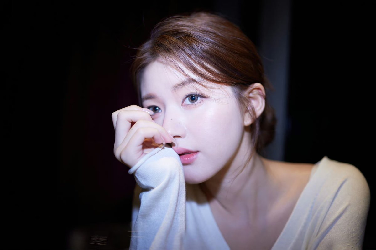 Gaby7Yen's tweet photo. [ 30.09.23 ] - STUDIO UPDATE WEIBO
Trăng dưới nước là trăng trên trời 🌙
Người trước mặt là người trong tim 💗
- - - -
#赵露思 #趙露思
#จ้าวลู่ซือ #조로사
#TriệuLộTư #RosyZhao #ZhaoLusi
#HiddenLove #HiddenGod #ShenYin #ZhaoLusixBvlgari #ZhaoLusixVersace https://t.co/6aV6aUktTE