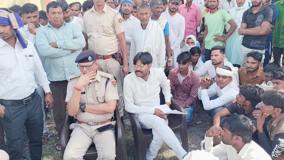 sumitambesh1993's tweet photo. पहाड़ी थाने पर तैनात कांस्टेबल उदयसिंह जाटव की मौत के 36 घंटों बाद शव का पोस्टमार्टम  डीग #ब्रजेश_उपाध्याय sp से बाद करके तीन मांगों का एडिशनल Sp साहब से लिखित में @BhimArmyChief @BhimArmy_BEM @ASP4Rajasthan
@DmBharatpur @Gordhanlilawat
@B_L_ASP_K @PoliceRajasthan #Deeg #Pahadi https://t.co/iPHJ1eVHF7
