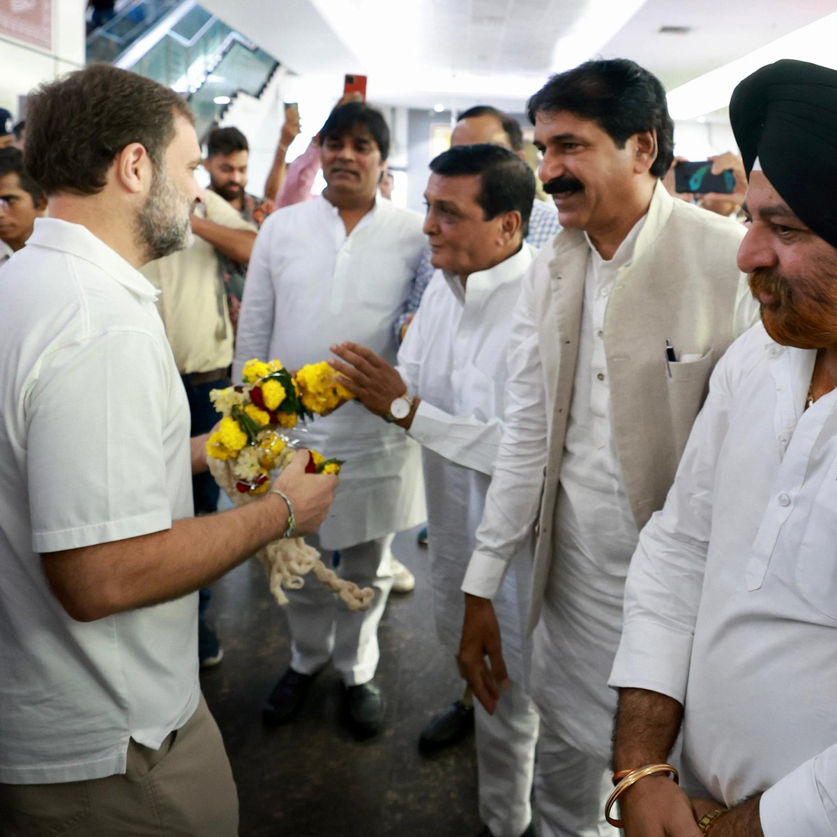 kkc_india's tweet photo. इंदौर हवाईअड्डे पर जननायक @RahulGandhi जी का स्वागत करते कांग्रेस के वरिष्ठ नेता और कार्यकर्ता। 

राहुल गांधी जी आज मध्य प्रदेश के शाजापुर में आयोजित 'जन आक्रोश यात्रा' में विशाल जनसभा को संबोधित करेंगे। https://t.co/j3fM9nUzDh