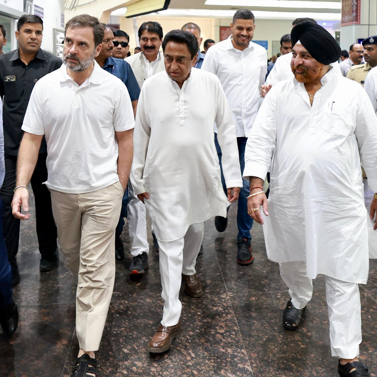 kkc_india's tweet photo. इंदौर हवाईअड्डे पर जननायक @RahulGandhi जी का स्वागत करते कांग्रेस के वरिष्ठ नेता और कार्यकर्ता। 

राहुल गांधी जी आज मध्य प्रदेश के शाजापुर में आयोजित 'जन आक्रोश यात्रा' में विशाल जनसभा को संबोधित करेंगे। https://t.co/j3fM9nUzDh