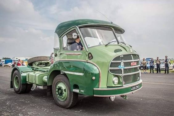 QuirkyRides's tweet photo. A #1950s/#1960s #Willème #LD610 #truck from #France 🇫🇷 The #cab #styling is to die for #AThingOfBeauty https://t.co/2pYm0VP1Vy