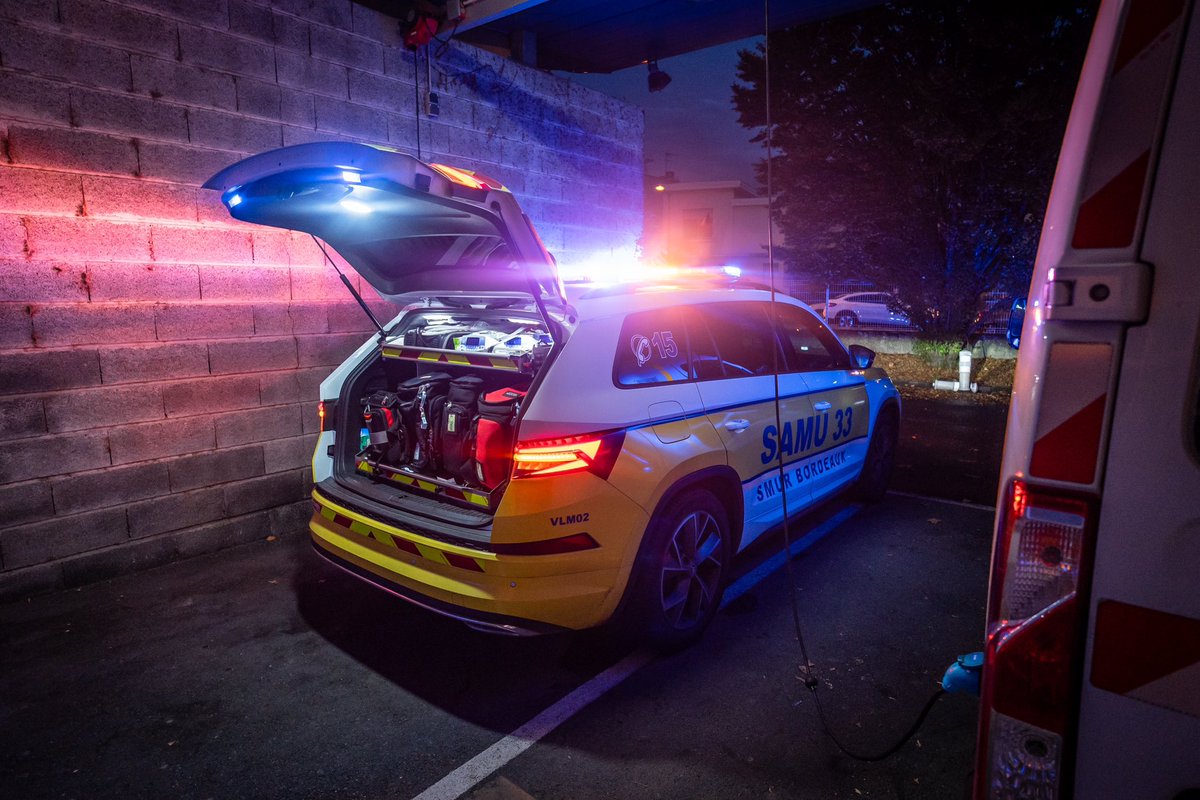 ActuSamu's tweet photo. [ ActuSAMU - Immersion ] : 🟠 Lors de notre première nuit d'immersion au sein des équipes du #SAMU33, #SMUR du CHU de Bordeaux 🚑 , nous avons rencontrés des professionnels engagés, passionnés et au service de NOTRE santé

Baptiste, photographe #ActuSAMU https://t.co/oP40beNV0s