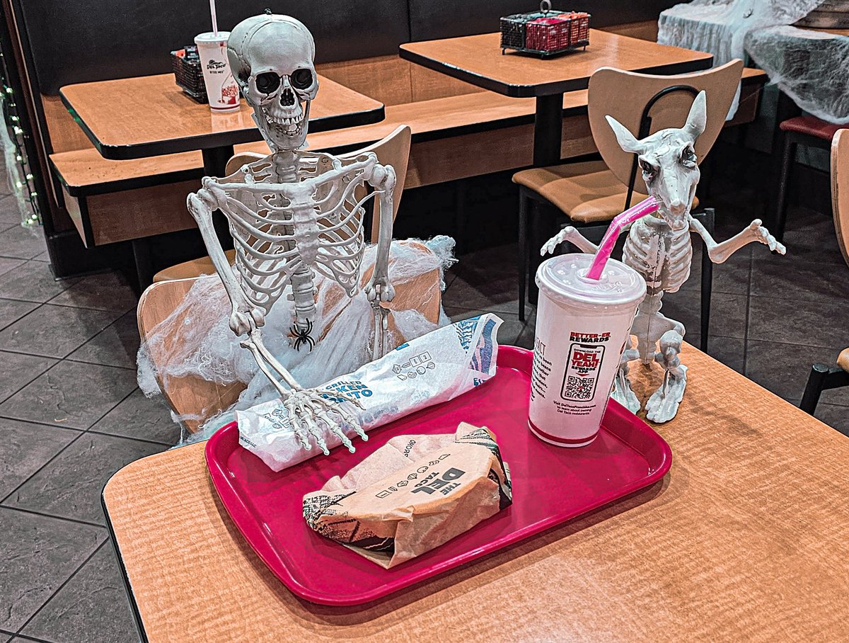 guynthe559's tweet photo. #deltaco #halloween23 #commerceca https://t.co/ZWgVPoPLhk