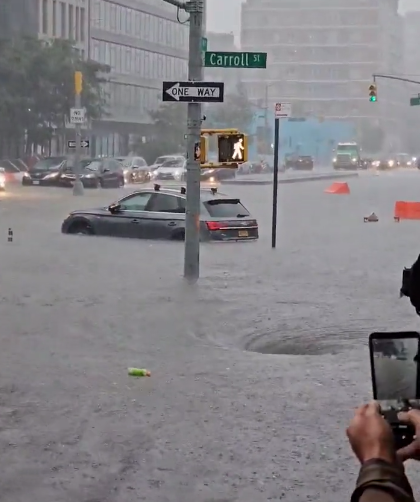 3 mois seulement séparent ces deux photos prisent à New-York.
Le changement climatique n'épargnera personne, y compris les pays riches et les personnes qui pensent que ça n'arrive qu'aux autres.