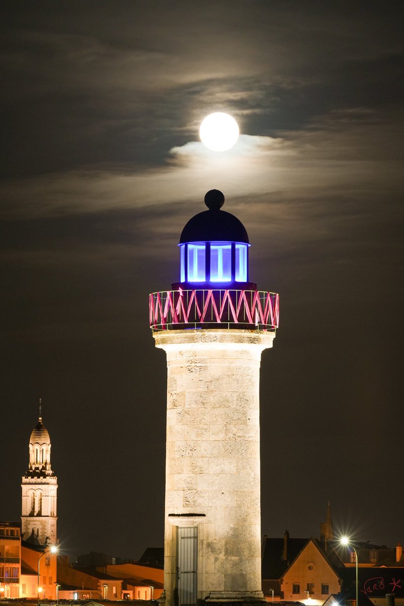 verorion85's tweet photo. Hier soir, c’était la Pleine Lune 🌕 
Le temps qu’elle monte pour s’échapper des nuages, elle brillait comme une médaille d’or au dessus de la ville de Saint-Gilles-Croix-de-Vie
#PleineLune #TourJosephine #OctobreRose 🎀#SaintGillesCroixdeVie #vendee #PaysdelaLoire #SonyAlpha https://t.co/gkcs3jf6WU