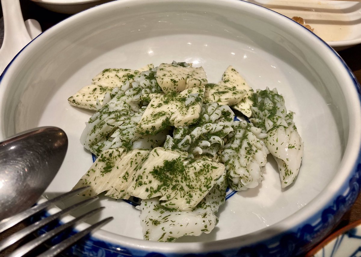 vinblanc3's tweet image. 広尾で中華、

看板料理のよだれ鶏、叉焼、花咲きクラゲの前菜
生アオリイカの青紫蘇炒め
海老とアボカドのフリット、オレンジマヨネーズソース

普通に美味しく頂きました

広尾駅から店に向かう途中、気になる韓国料理のお店を発見、カンジャン蟹醬、食べたい〜

#中華香彩JASMIN 
#HASUO