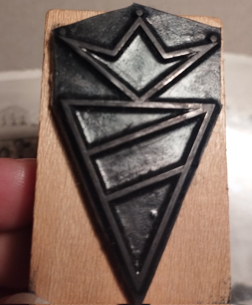 Buscant entre fotos familiars he trobat un bon grapat de l'equip de futbol del Prat Vermell, Barcelona. Diria que dels anys 50. Fins i tot el segell de l'equip. Algú el recorda?