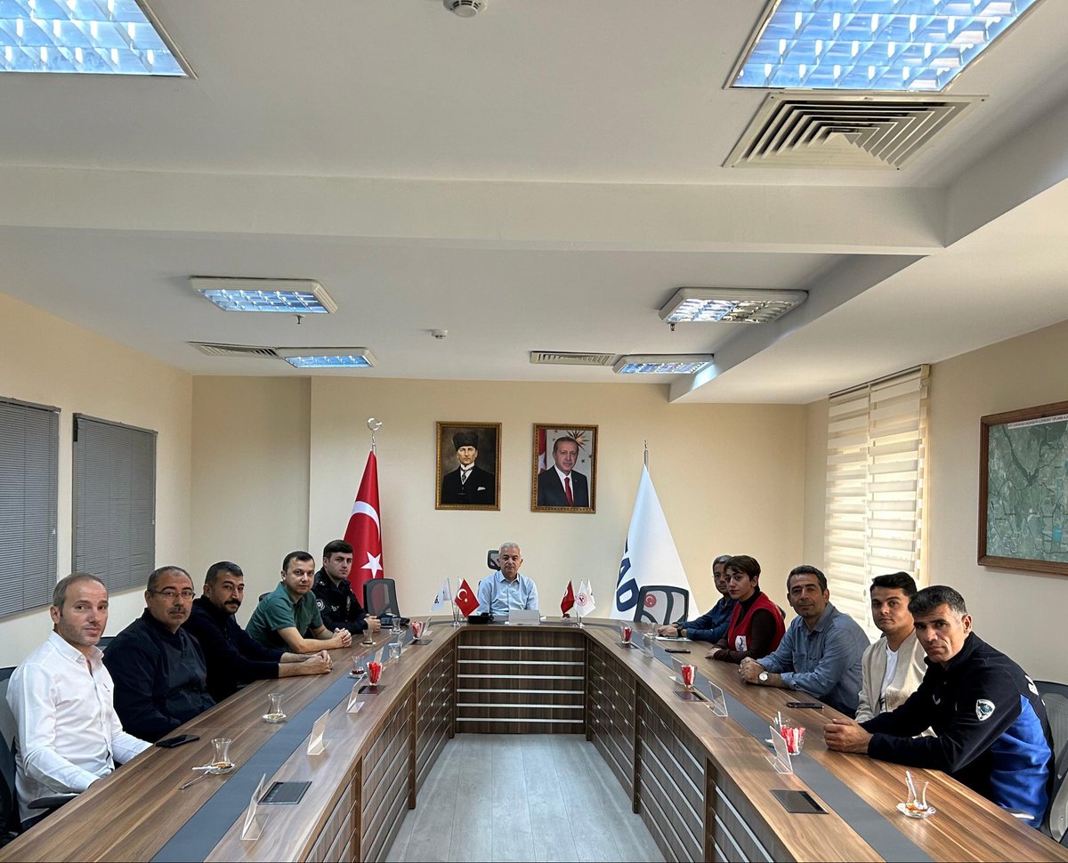 Değerli arkadaşlarımızla beraber Başakşehir İlçe Afad koordinasyon merkezindeyiz. Gelişmeleri takip ediyoruz. Mesai arkadaşlarıma teşekkürlerimi sunuyorum. 🤲🇹🇷🤲