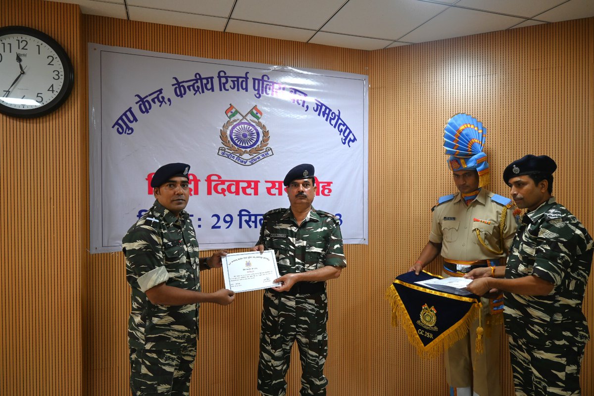 Rangejamshedpur's tweet photo. ग्रुप केंद्र केंद्रीय रिजर्व पुलिस बल जमशेदपुर में दिनांक 29-9-23 को हिंदी दिवस समारोह का आयोजन किया गया | जिसमे मुख्य अतिथि श्री विनय कुमार सिंह (द्वितीय कमान अधिकारी) रेंज जमशेदपुर तथा श्री विक्की कुमार पांडेय(DC) और अन्य अधिकारी एवं कर्मचारी मौजुद थे
@JharkhandCrpf
@crpfindia https://t.co/VRH6nKPG1d