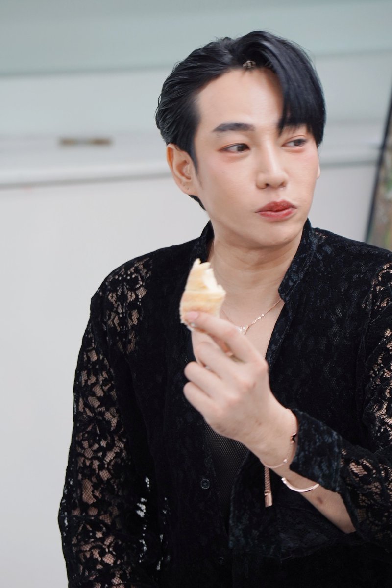 Palit_Official's tweet photo. หนุบหนับ กับ foodsupport เบื้องหลังก่อนขึ้นเวที  :) กันสักนิด @peckpalit #PeckPaLitChoke #เป๊กผลิตโชค https://t.co/YnpRFJsPVE