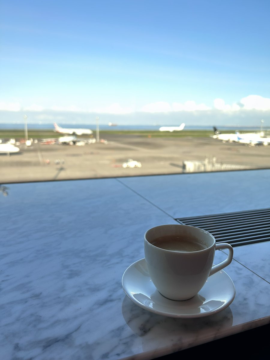 Happy38582872's tweet photo. 羽田のANAラウンジにてコーヒーブレイク中、次便の搭乗口変更の案内あり
57番から62番登場口への変更は嬉しすぎる💕 https://t.co/JzEyEfavbz