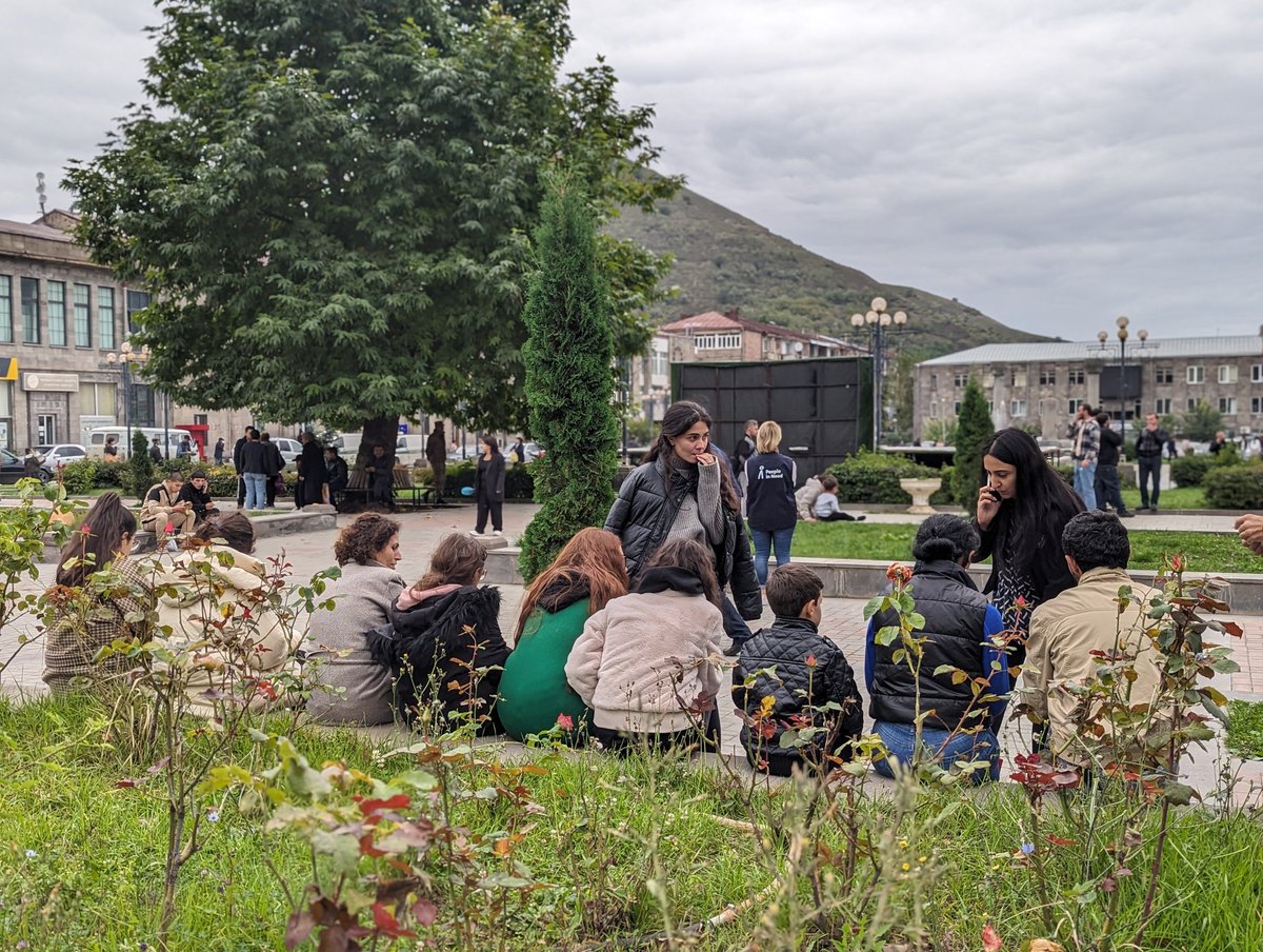 PIN_Armenia's tweet photo. Օգնում ենք սննդով, հագուստով, կոշիկներով և ծածկոցներով, աջակցում ենք տեղական կառավարման մարմիններին ու համայնքին՝ տարբեր տեսակի կարիքներին հրատապ արձագանքնելու նպատակով, տրամադրում ենք՝ սեղաններ, աթոռներ, ինչպես նաև անվասայլակներ գրանցման կետերում։
#SosArmenia https://t.co/nhhOWEzWKT