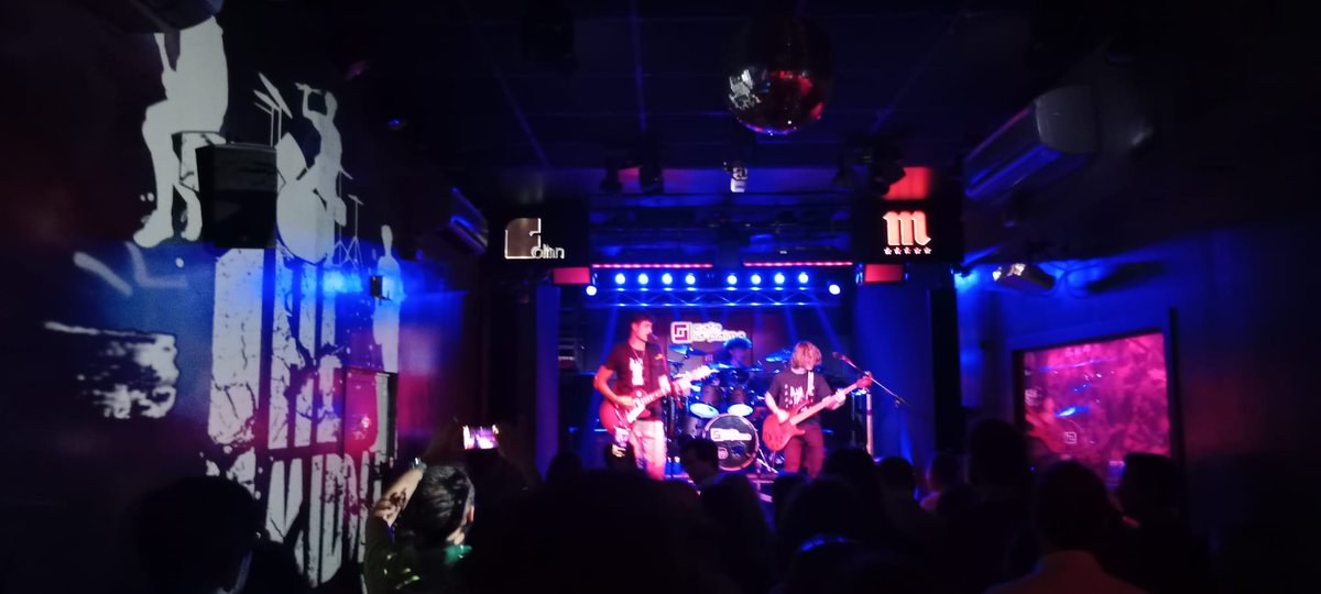 SonMusicAgencia's tweet photo. Nos llegan las primera fotos del brutal concierto que dieron estos chavales @themiddle_offi 
Sold out en @cafelapalma 
Es increíble su proyección! https://t.co/nhTcufoekM