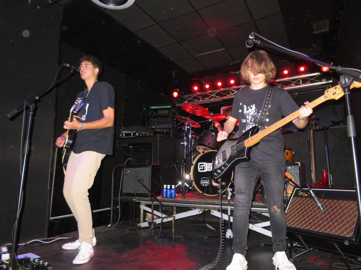 SonMusicAgencia's tweet photo. Nos llegan las primera fotos del brutal concierto que dieron estos chavales @themiddle_offi 
Sold out en @cafelapalma 
Es increíble su proyección! https://t.co/nhTcufoekM