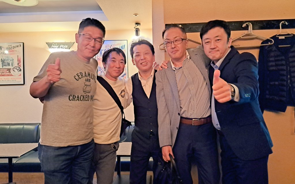 cyprismorpho071's tweet photo. すすきので、幼なじみの5人と!
二瓶ちゃんがやっている、すすきのにある「マジックバーヘイポーラ」は、お酒が飲めない方も最高のエンターテイメントを楽しめます。札幌にお越し際は是非!
https://t.co/84ZJebjm6e
#マジックバーヘイポーラ #ヘイポーラ #すすきの #magicbar #magicpub #magic https://t.co/BvShcm5WsY